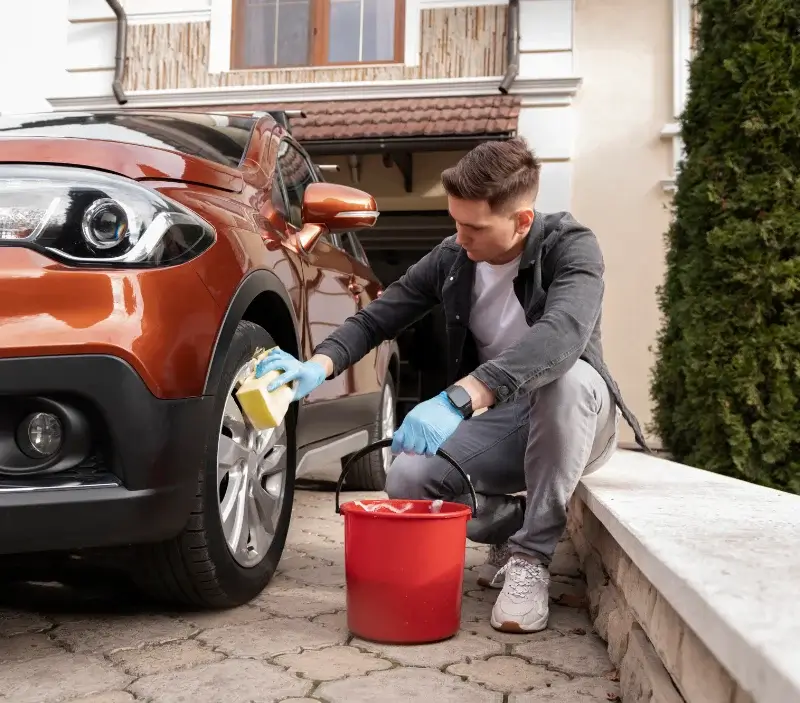 Lavage auto à domicile Plougrescant : professionnel intervenant sur un véhicule
